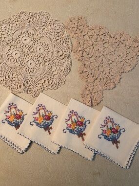 Vintage linen embroidered tea napkins and 2 vintage doilies
